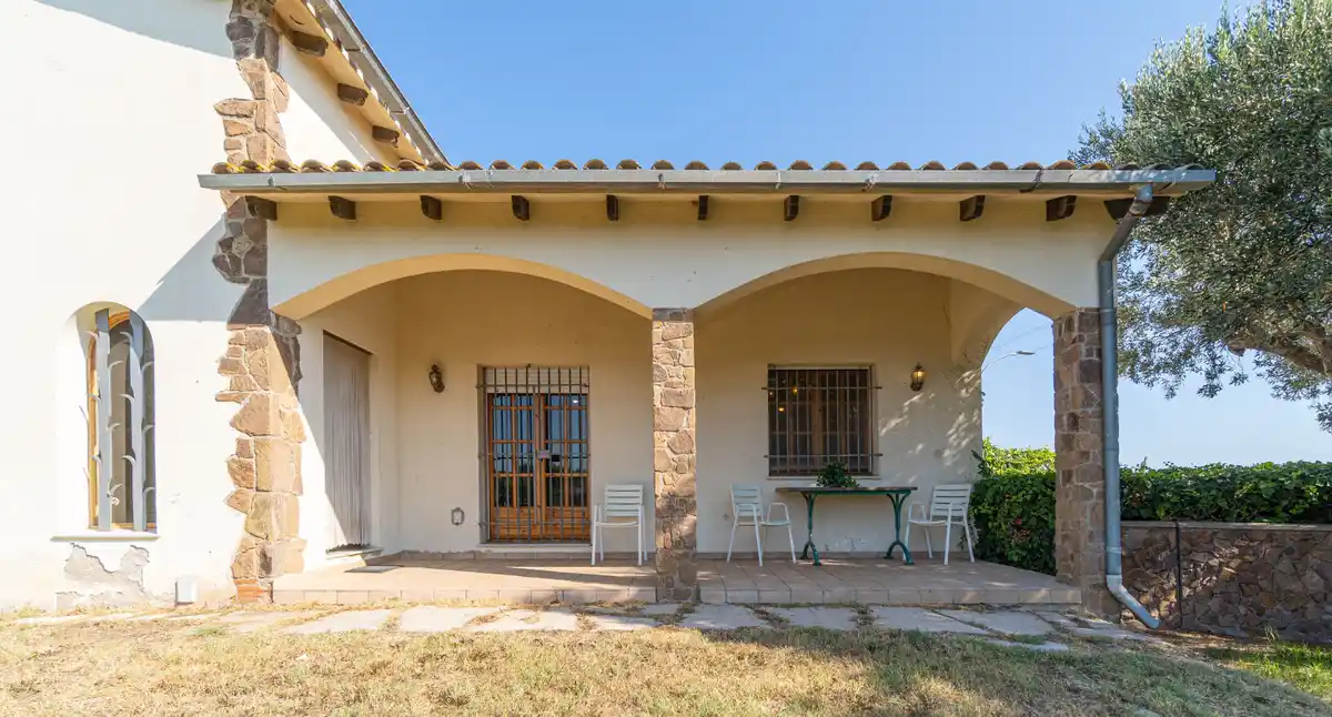 Casa independiente de estilo rústico en Bon Relax, Sant Pere Pescador a 1Km de la playa.
