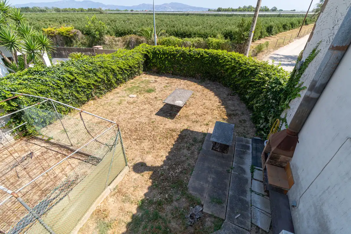 Casa independiente de estilo rústico en Bon Relax, Sant Pere Pescador a 1Km de la playa.