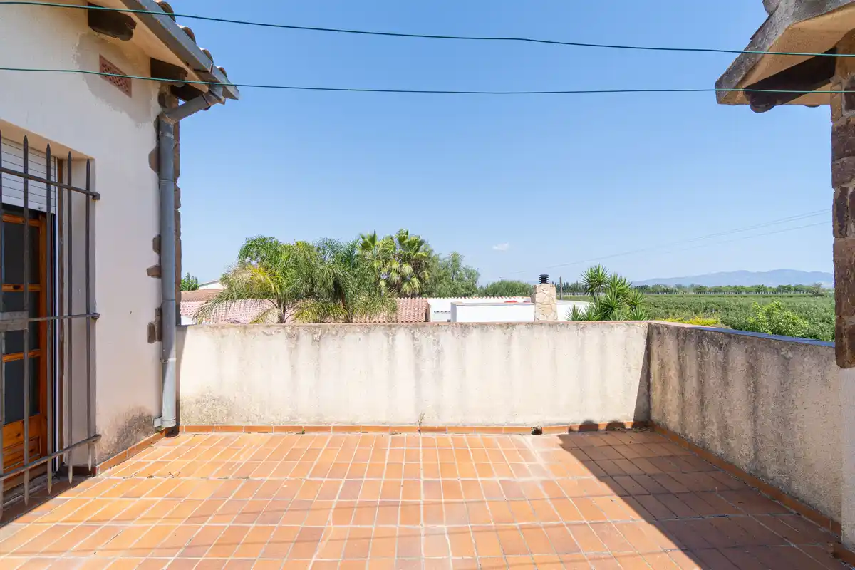 Casa independiente de estilo rústico en Bon Relax, Sant Pere Pescador a 1Km de la playa.
