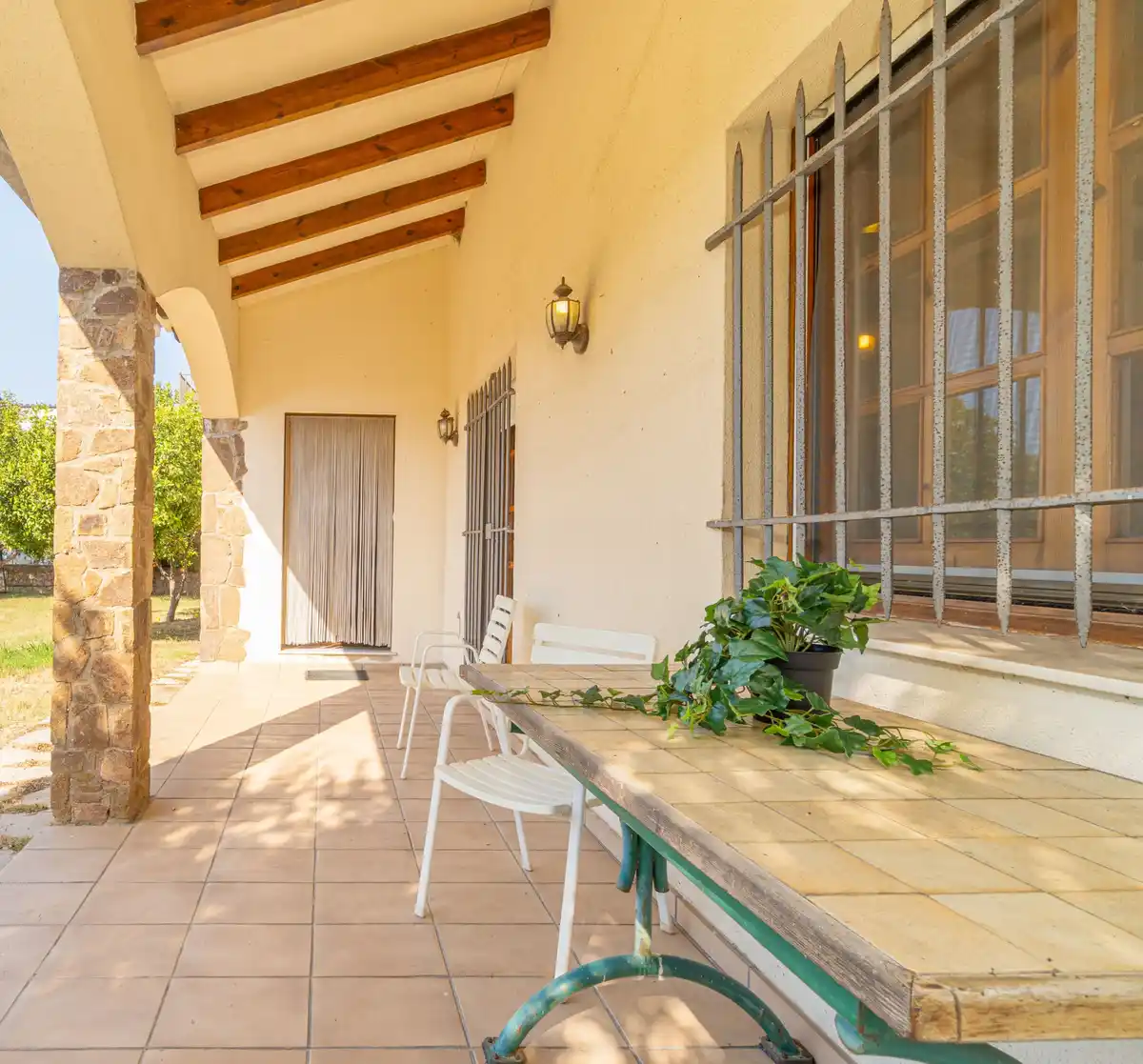 Casa independiente de estilo rústico en Bon Relax, Sant Pere Pescador a 1Km de la playa.