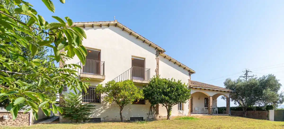 Casa independiente de estilo rústico en Bon Relax, Sant Pere Pescador a 1Km de la playa.