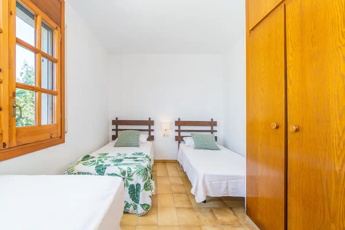 Casa independiente de estilo rústico en Bon Relax, Sant Pere Pescador a 1Km de la playa.