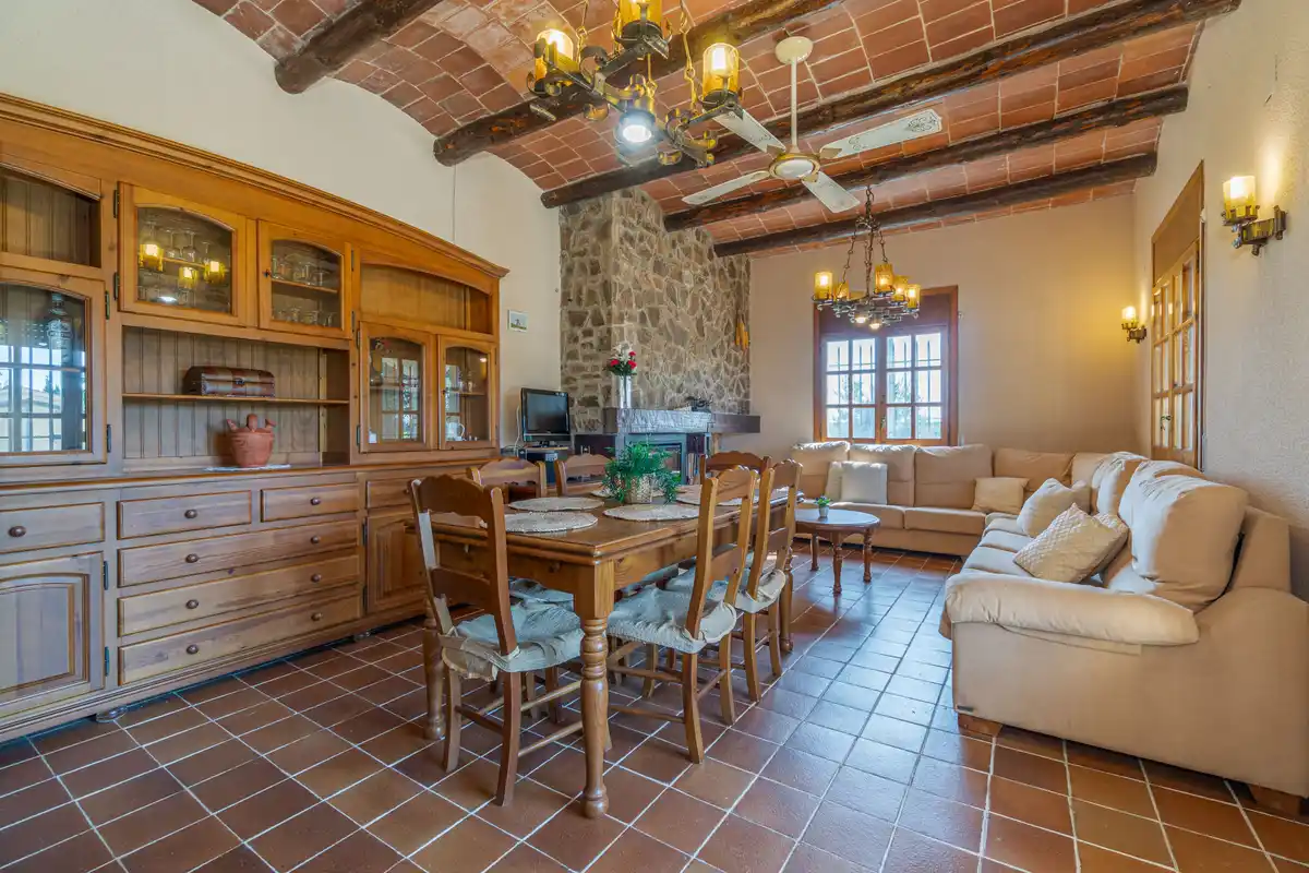Casa independiente de estilo rústico en Bon Relax, Sant Pere Pescador a 1Km de la playa.