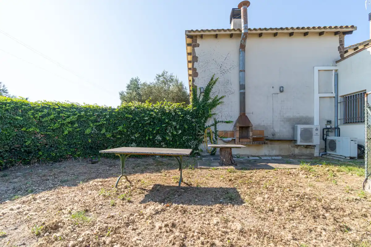 Casa independiente de estilo rústico en Bon Relax, Sant Pere Pescador a 1Km de la playa.