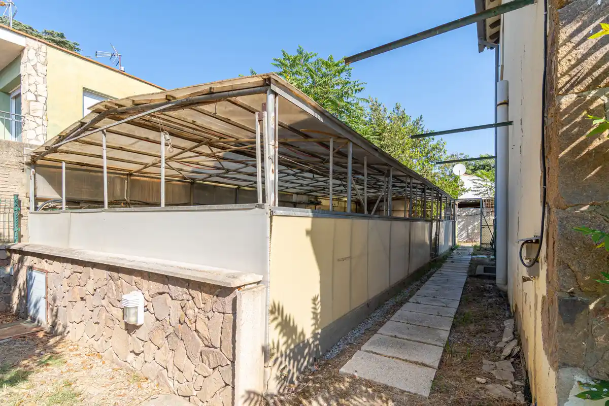 Casa independiente de estilo rústico en Bon Relax, Sant Pere Pescador a 1Km de la playa.