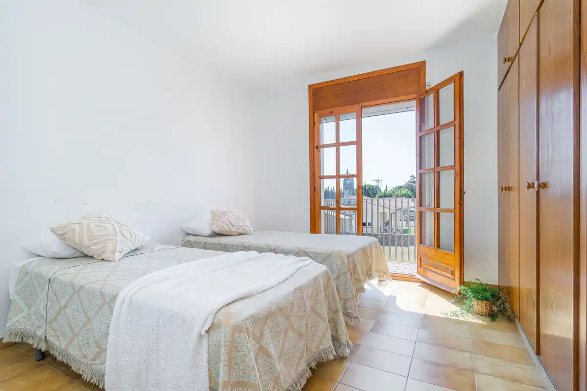 Casa independiente de estilo rústico en Bon Relax, Sant Pere Pescador a 1Km de la playa.