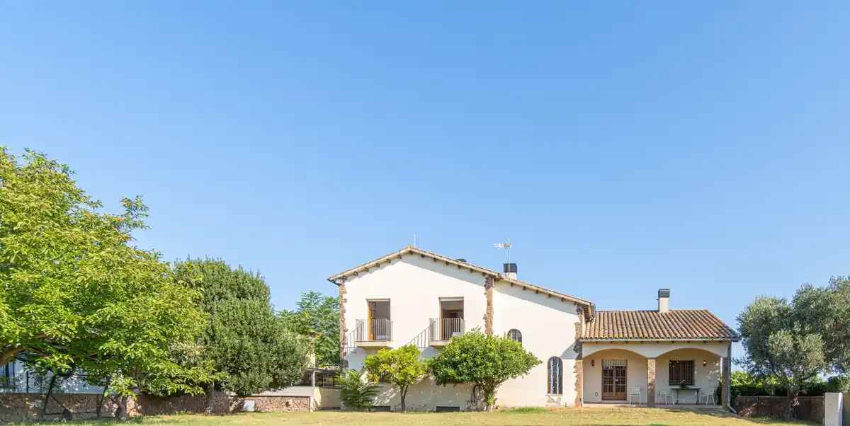 Rustic style detached house in Bon Relax, Sant Pere Pescador 1Km from the beach.