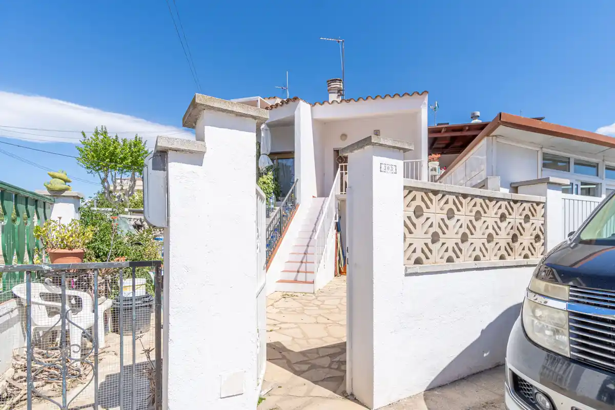 CASA ADOSADA  EN VENTA SECTOR SANT MAURICI