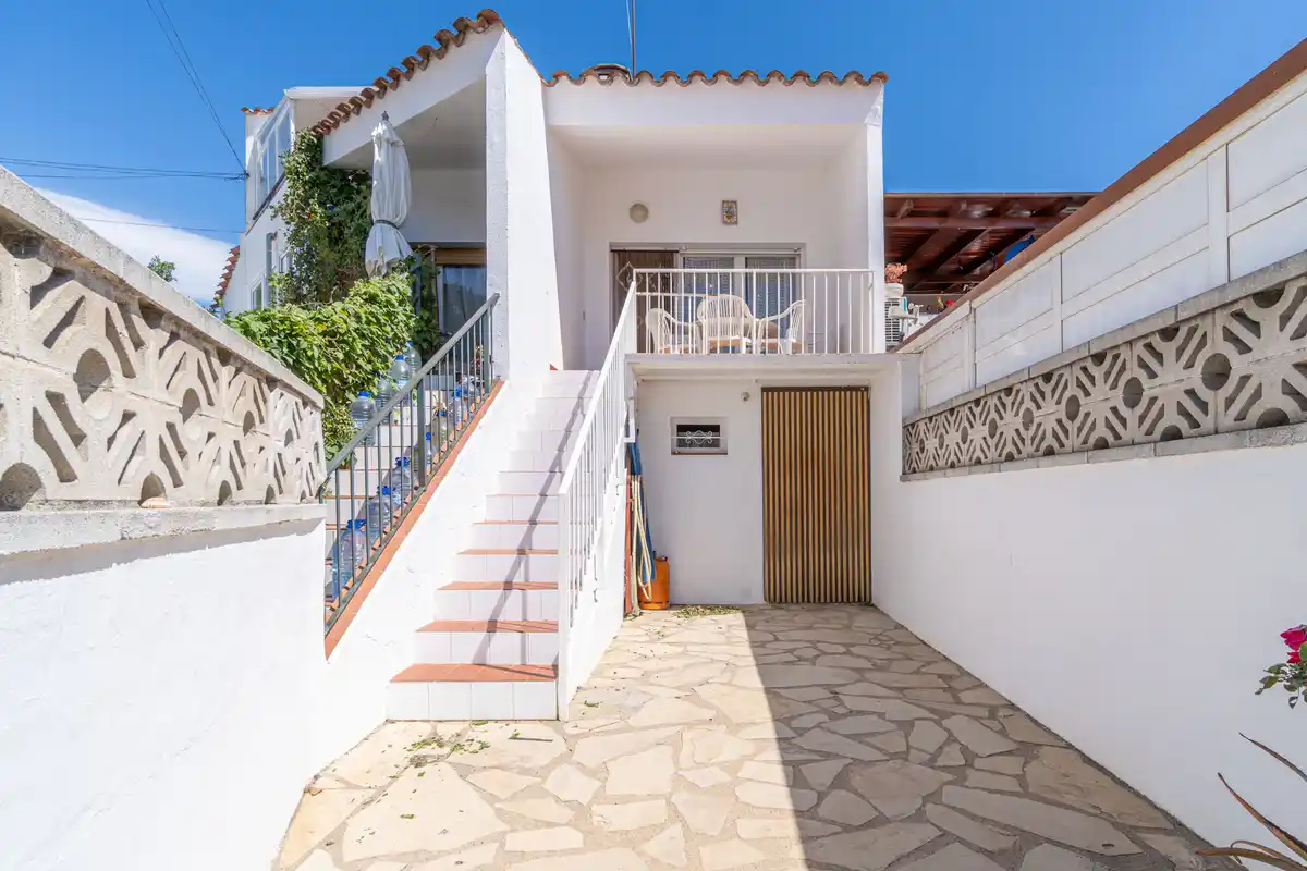 CASA ADOSADA  EN VENTA SECTOR SANT MAURICI