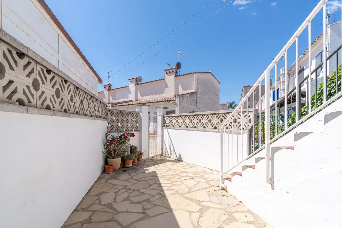 CASA ADOSADA  EN VENTA SECTOR SANT MAURICI
