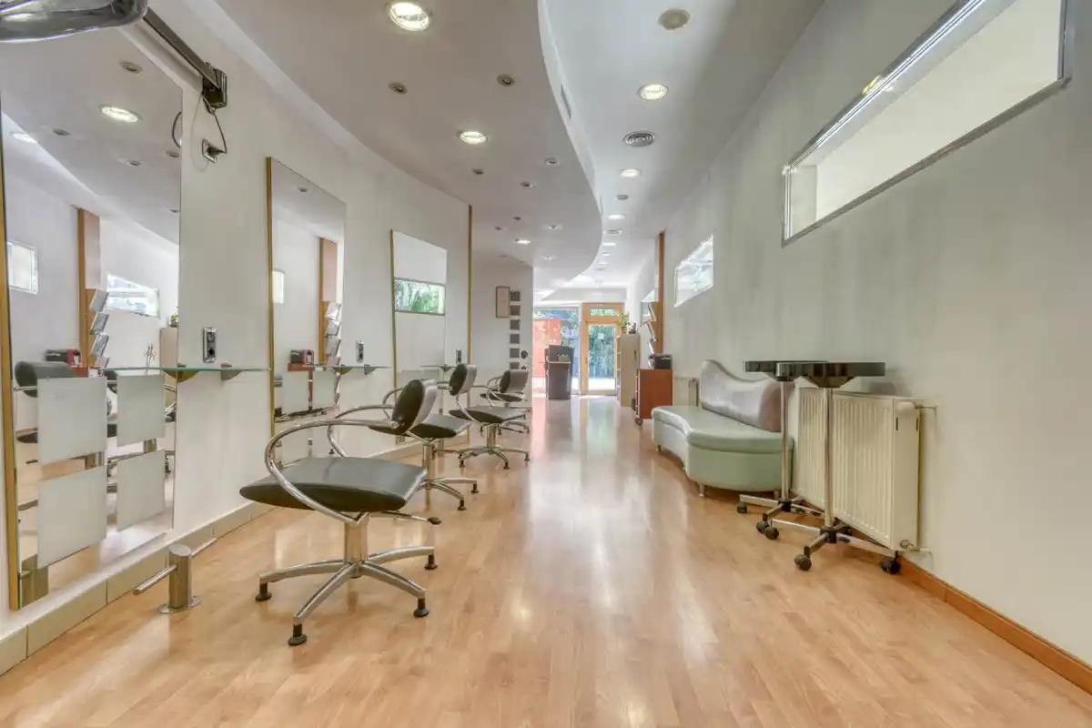 Local comercial en venta a 200 metros del centro peatonal de Figueres ideal para despacho profesional.