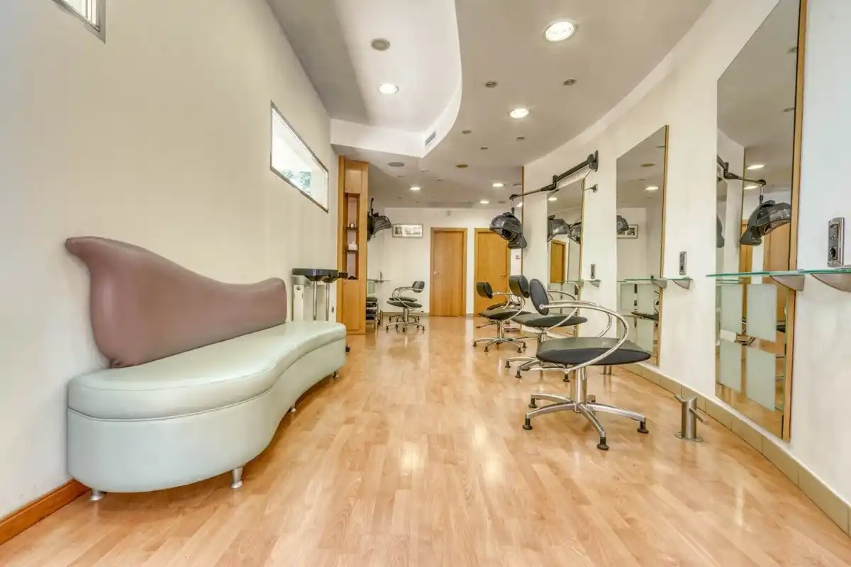 Local comercial en venta a 200 metros del centro peatonal de Figueres ideal para despacho profesional.