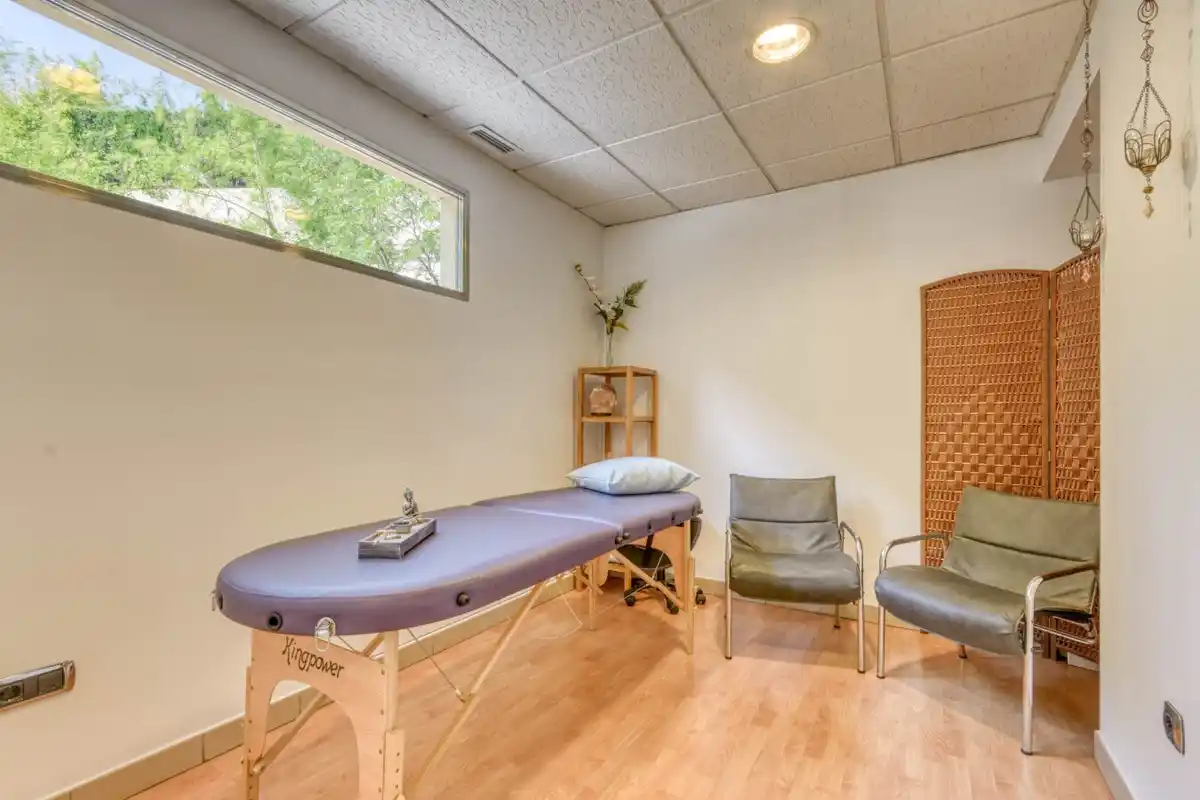 Local comercial en venta a 200 metros del centro peatonal de Figueres ideal para despacho profesional.