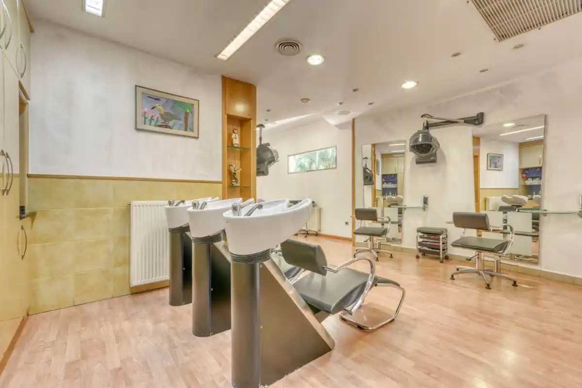 Local comercial en venta a 200 metros del centro peatonal de Figueres ideal para despacho profesional.