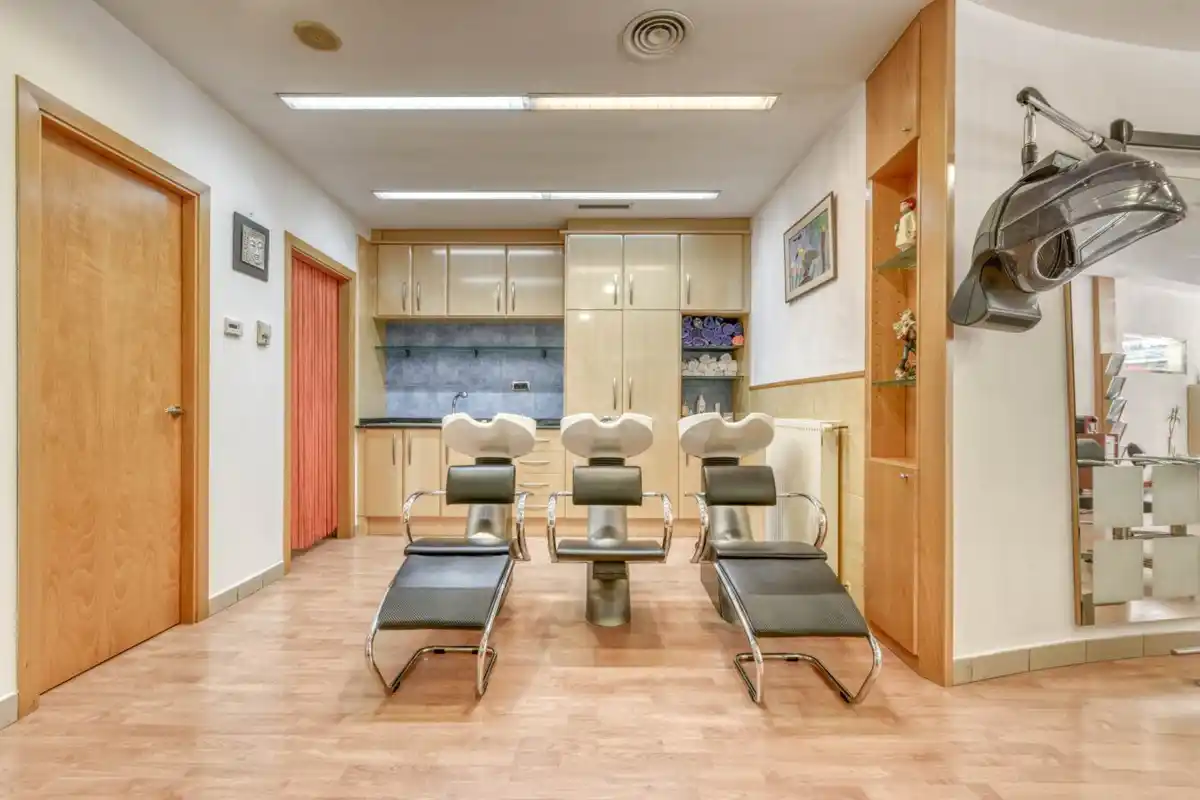 Local comercial en venta a 200 metros del centro peatonal de Figueres ideal para despacho profesional.