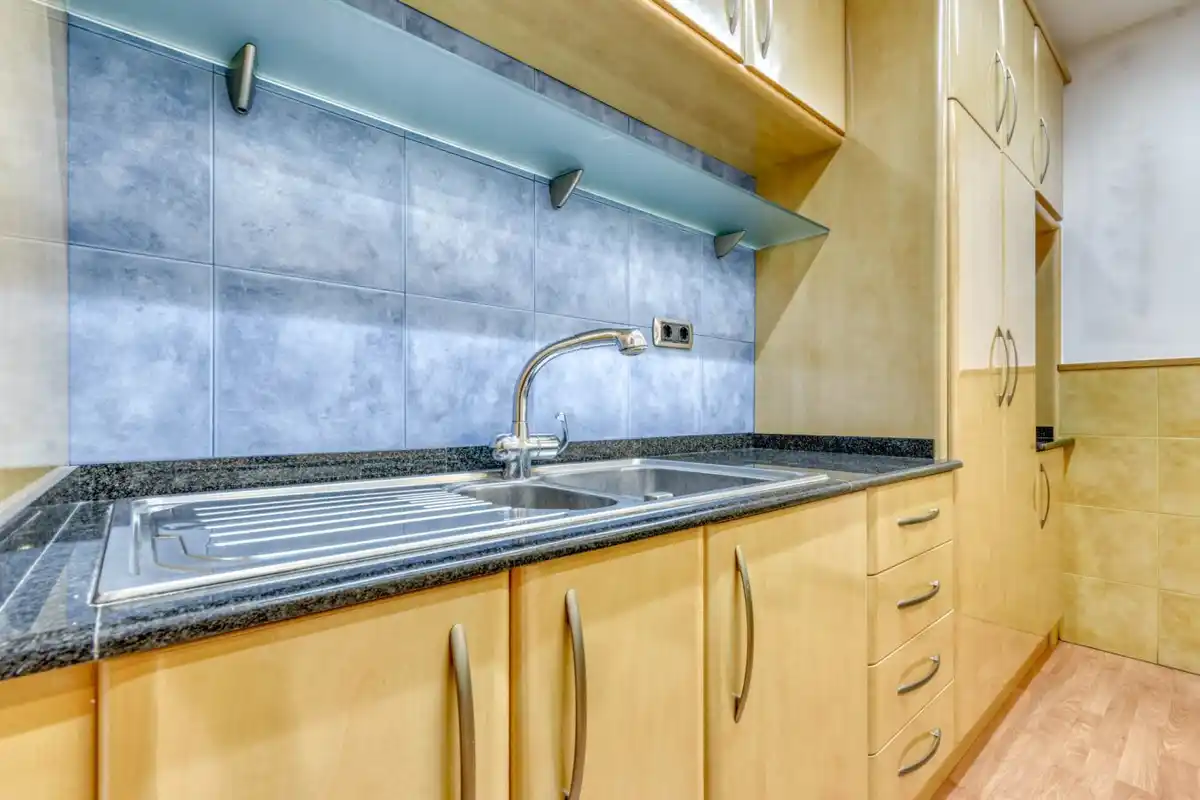 Local comercial en venta a 200 metros del centro peatonal de Figueres ideal para despacho profesional.