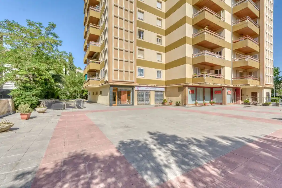 Local comercial en venta a 200 metros del centro peatonal de Figueres ideal para despacho profesional.
