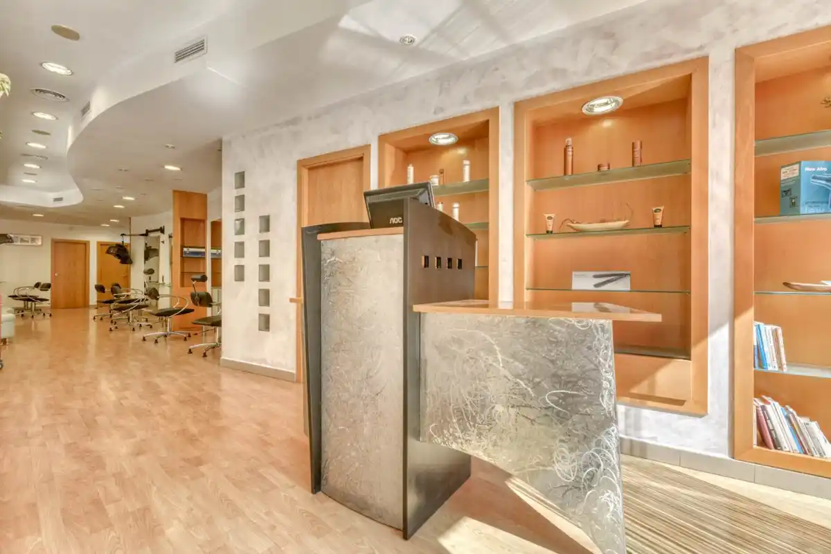 Local comercial en venta a 200 metros del centro peatonal de Figueres ideal para despacho profesional.