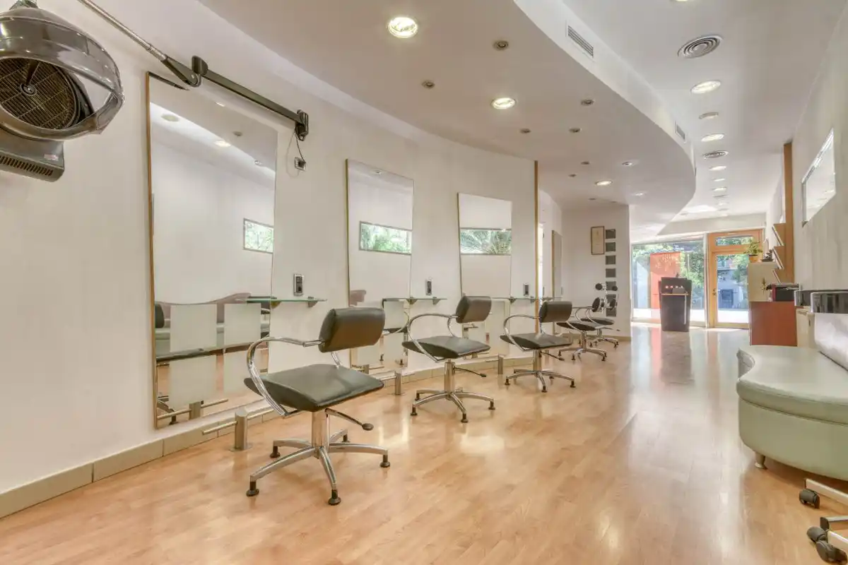 Local comercial en venta a 200 metros del centro peatonal de Figueres ideal para despacho profesional.