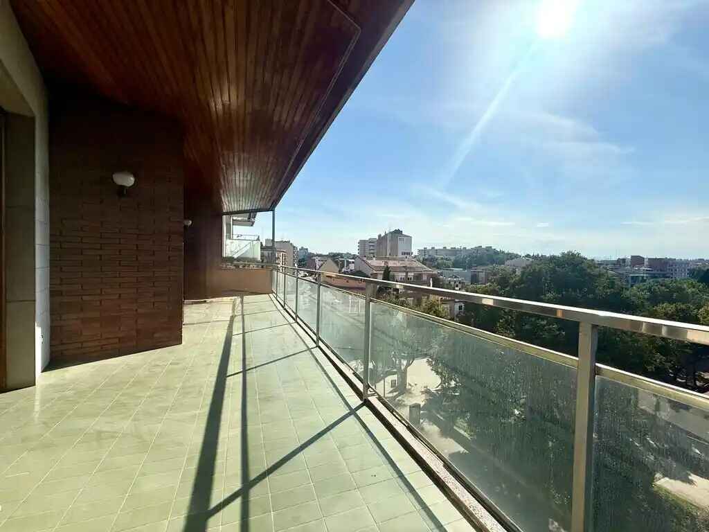 Ampli pis en venda a Figueres (Avda. Salvador Dalí).