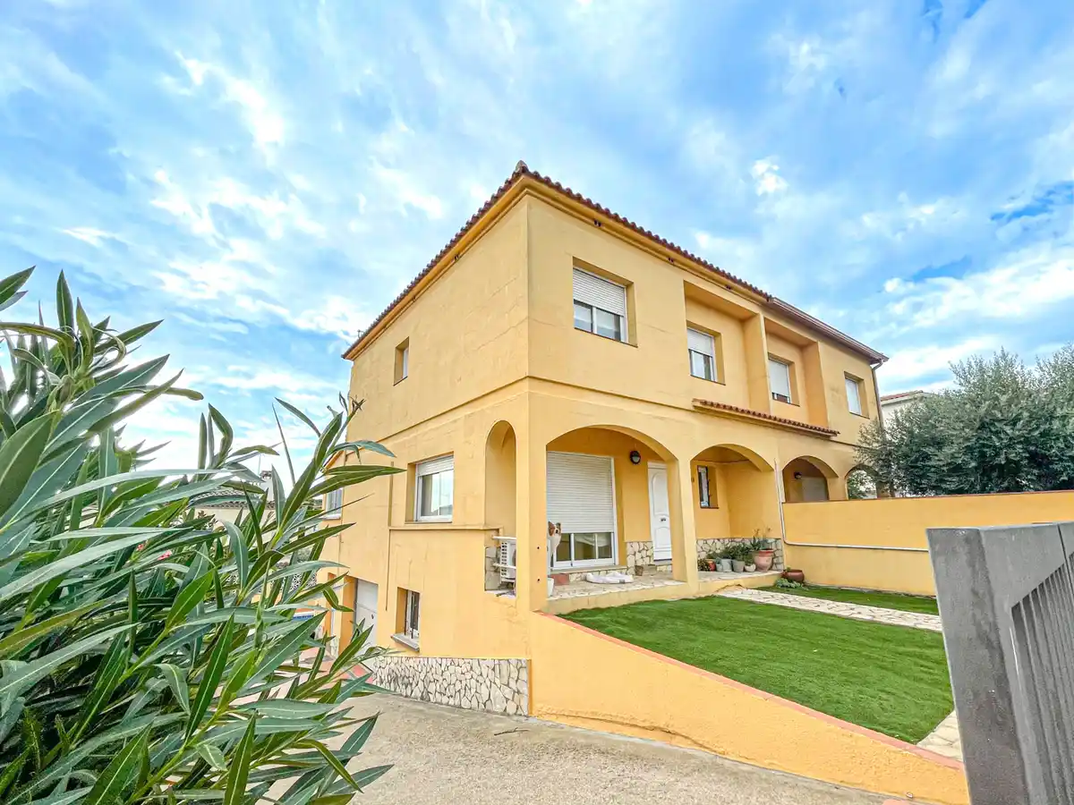 Oportunidad casa apareada con piscina y jardín  (Vilafant)