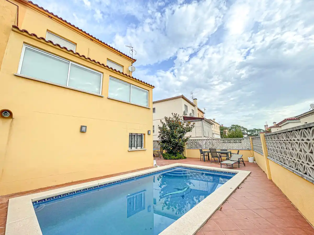 Oportunidad casa apareada con piscina y jardín  (Vilafant)