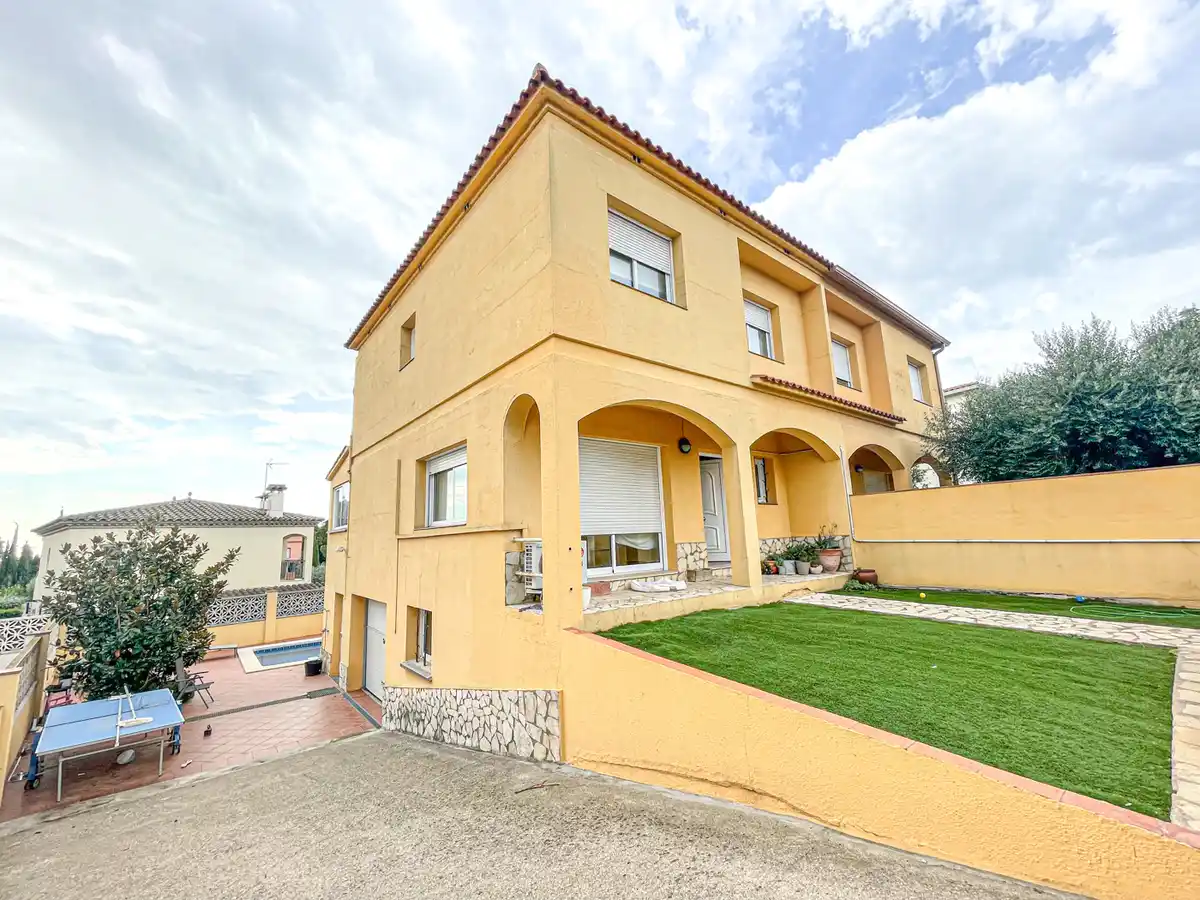 Oportunidad casa apareada con piscina y jardín  (Vilafant)
