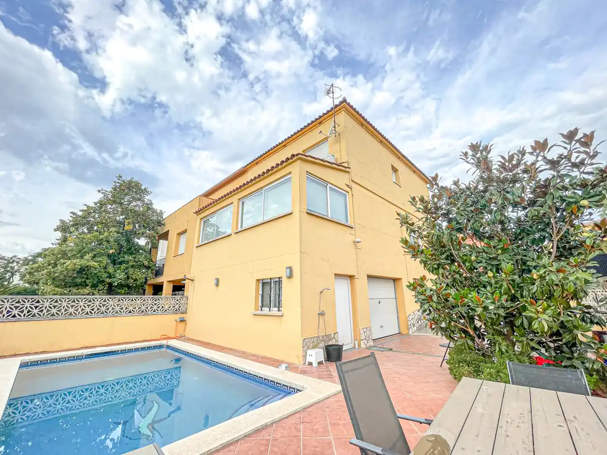 Oportunidad casa apareada con piscina y jardín  (Vilafant)