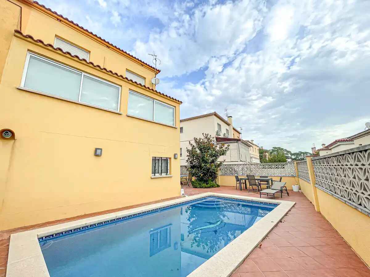 Opportunity semi-detached house with pool and garden (Vilafant)