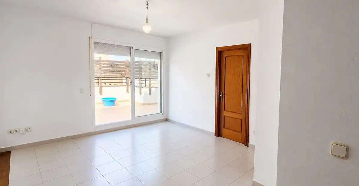 Espacio exterior, luz y confort en la zona Creu de la Mà de Figueres