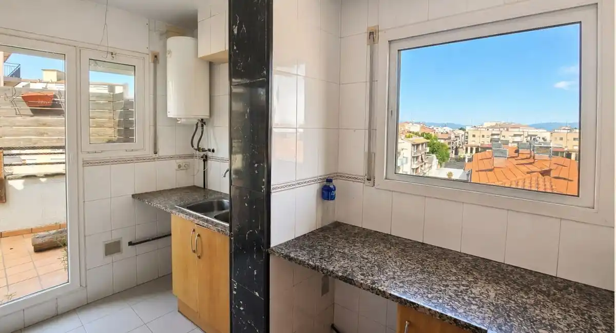 Espacio exterior, luz y confort en la zona Creu de la Mà de Figueres