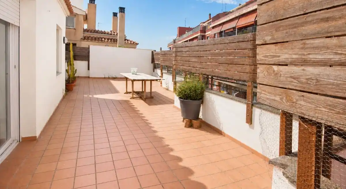 Espacio exterior, luz y confort en la zona Creu de la Mà de Figueres