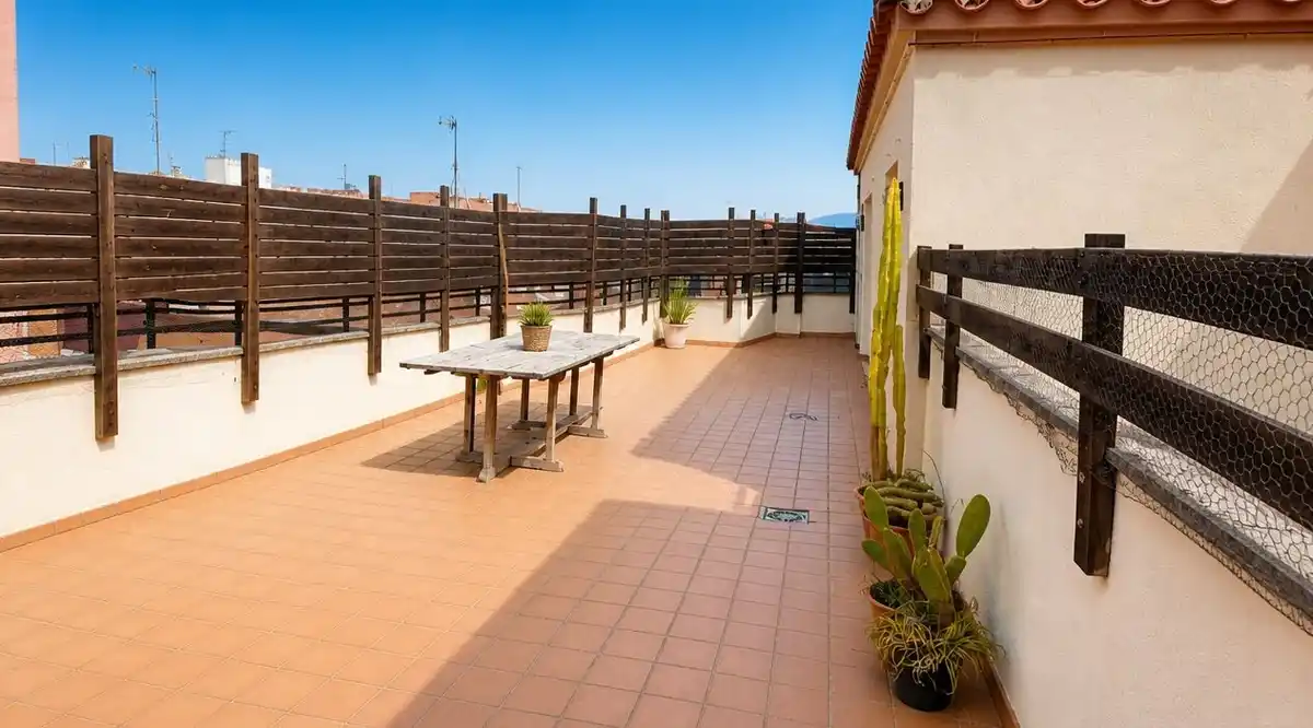 Espacio exterior, luz y confort en la zona Creu de la Mà de Figueres