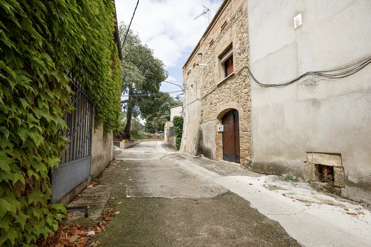 Casa en venta del siglo XIX con gran terreno en Palau de Santa Eulalia.