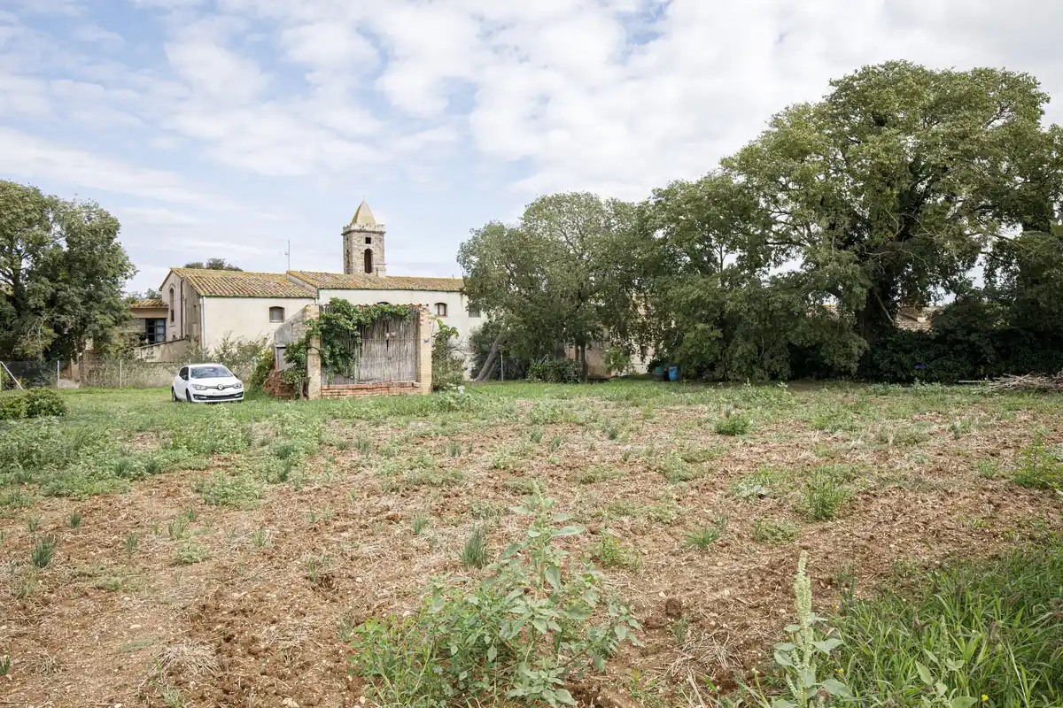 Casa en venta del siglo XIX con gran terreno en Palau de Santa Eulalia.