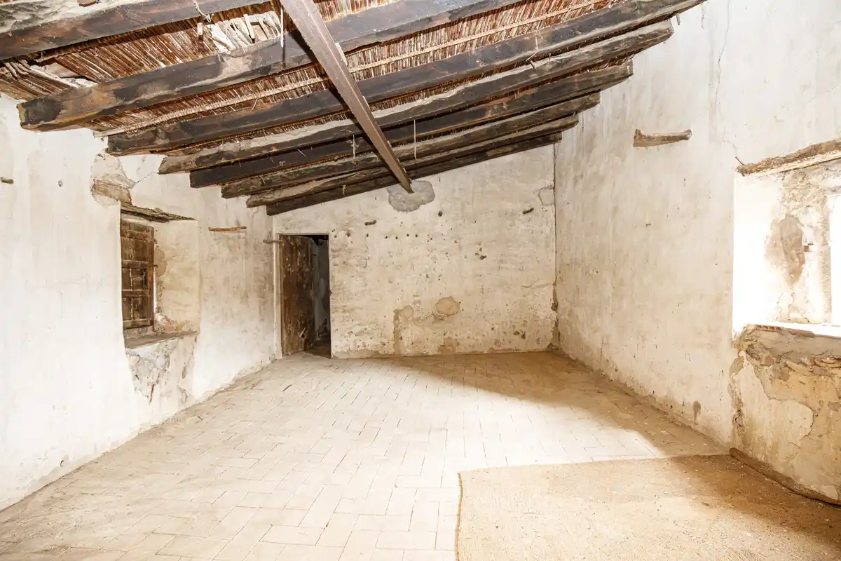 Casa en venta del siglo XIX con gran terreno en Palau de Santa Eulalia.