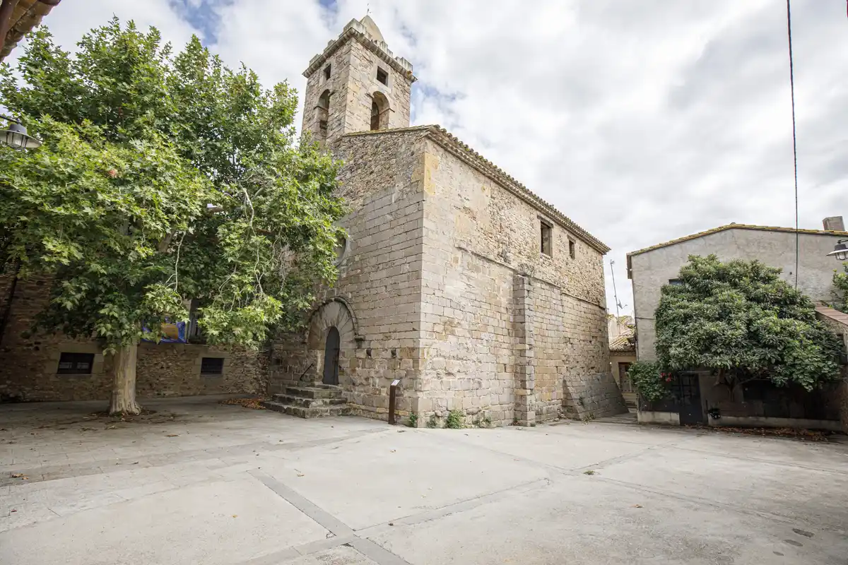 Casa en venta del siglo XIX con gran terreno en Palau de Santa Eulalia.