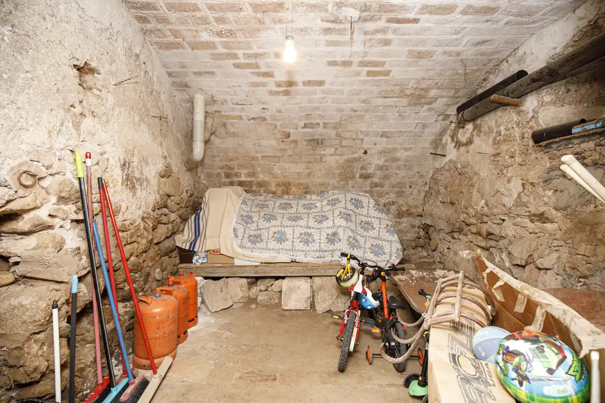 Casa en venta del siglo XIX con gran terreno en Palau de Santa Eulalia.