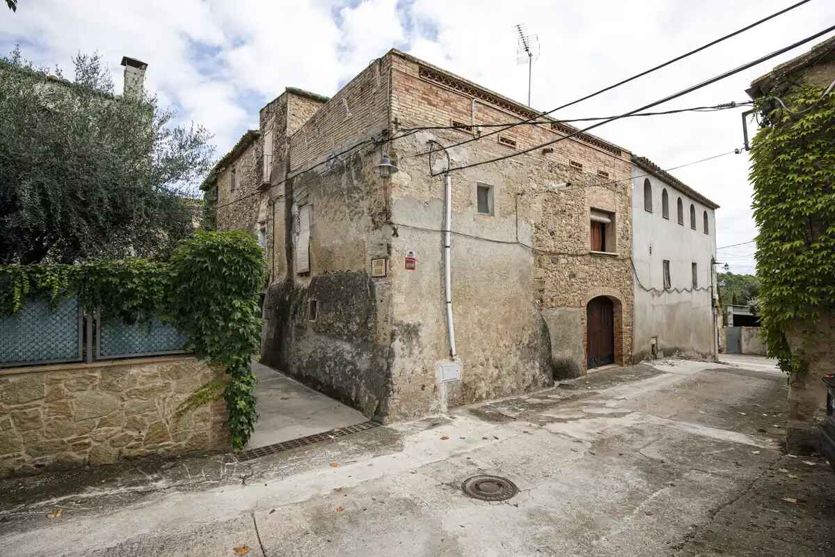 Casa en venda del segle XIX amb ampli terreny a Palau de Santa Eulalia