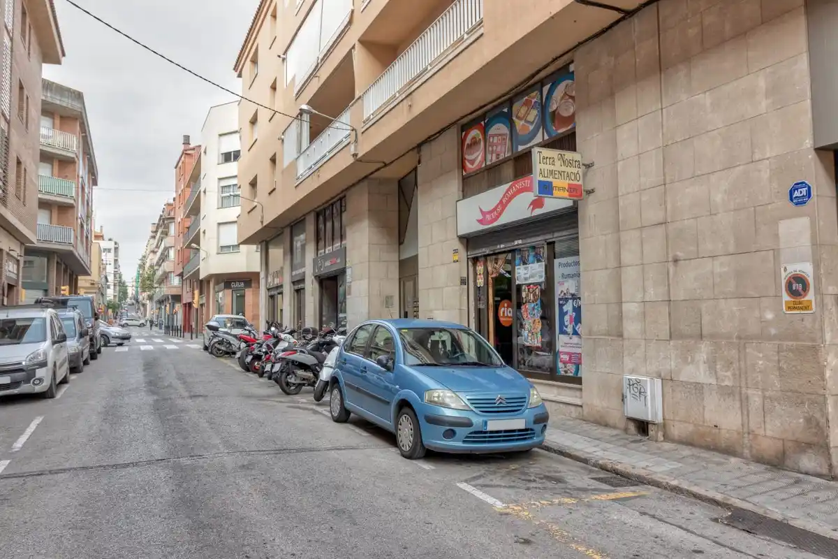 FIGUERES (1921) Local comercial de 80 m² construidos ideal para oficina o comercio.