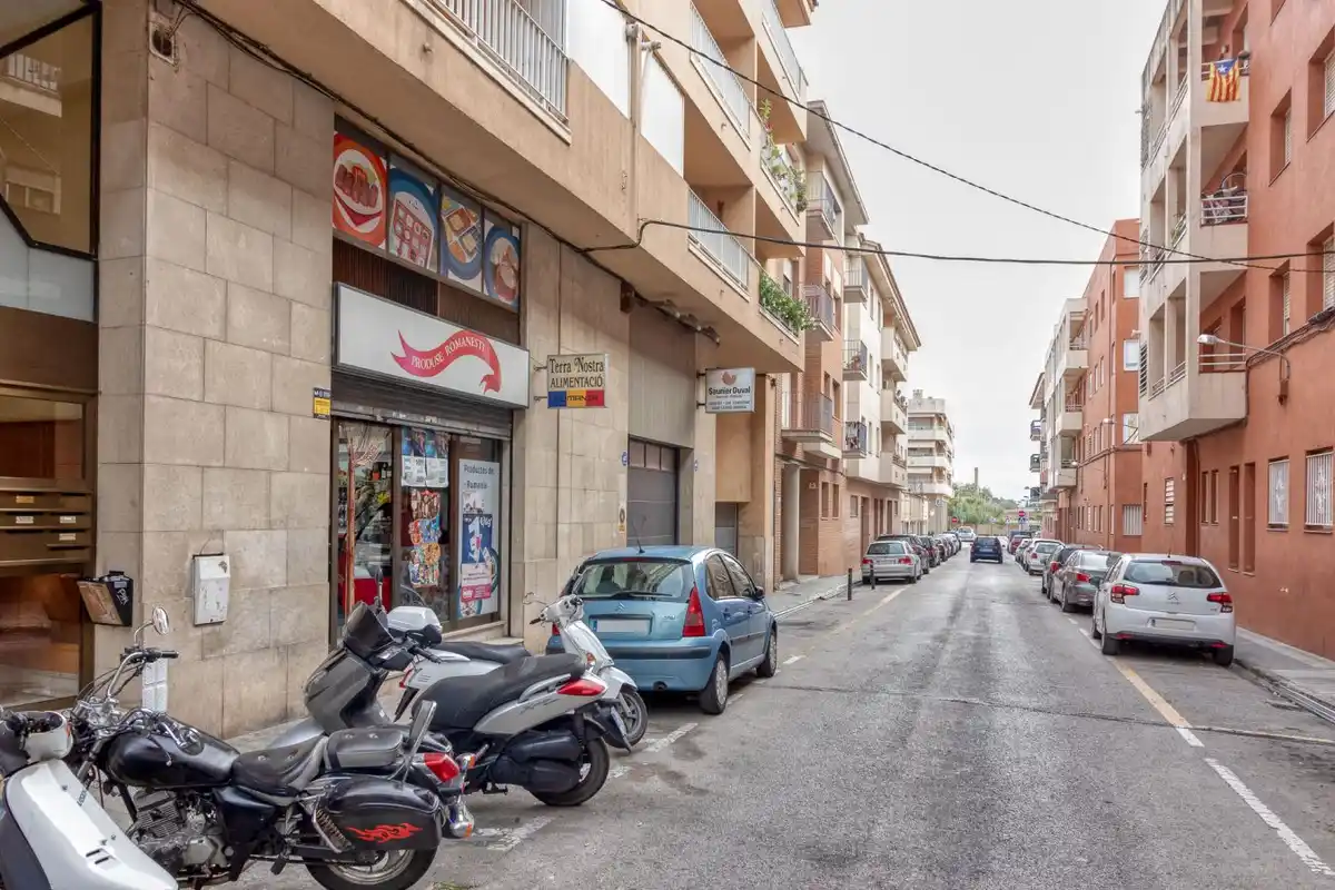 FIGUERES (1921) Local comercial de 80 m² construidos ideal para oficina o comercio.