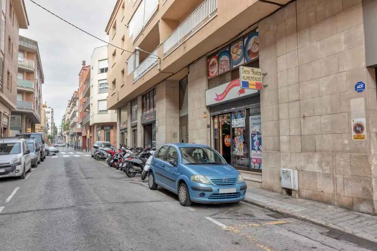 FIGUERES (1921) Local comercial de 80 m² construidos ideal para oficina o comercio.