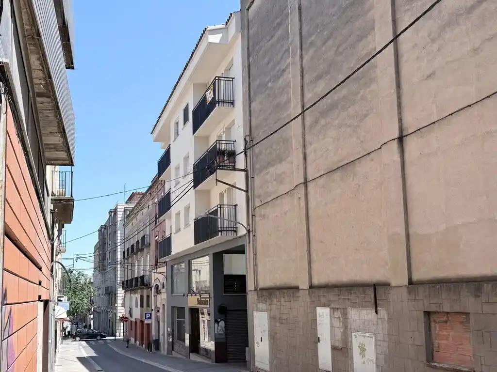 Local entresuelo en venta (Figueres)