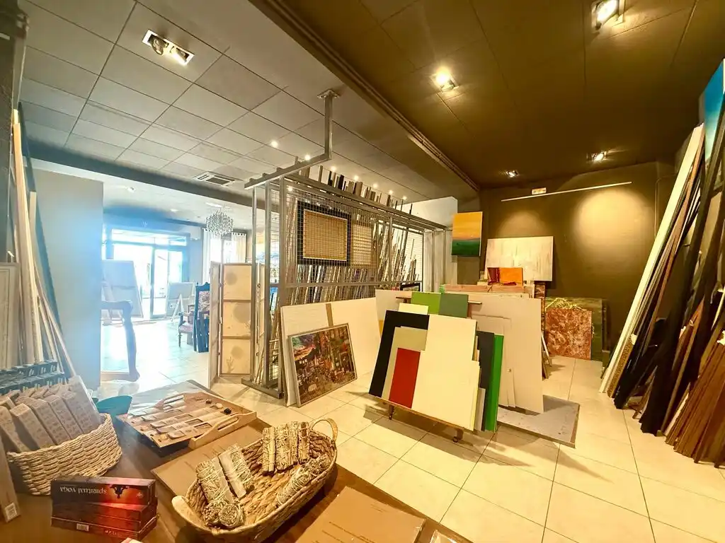 ¡OPORTUNIDAD ÚNICA EN FIGUERES! Local comercial con negocio consolidado en funcionamiento .