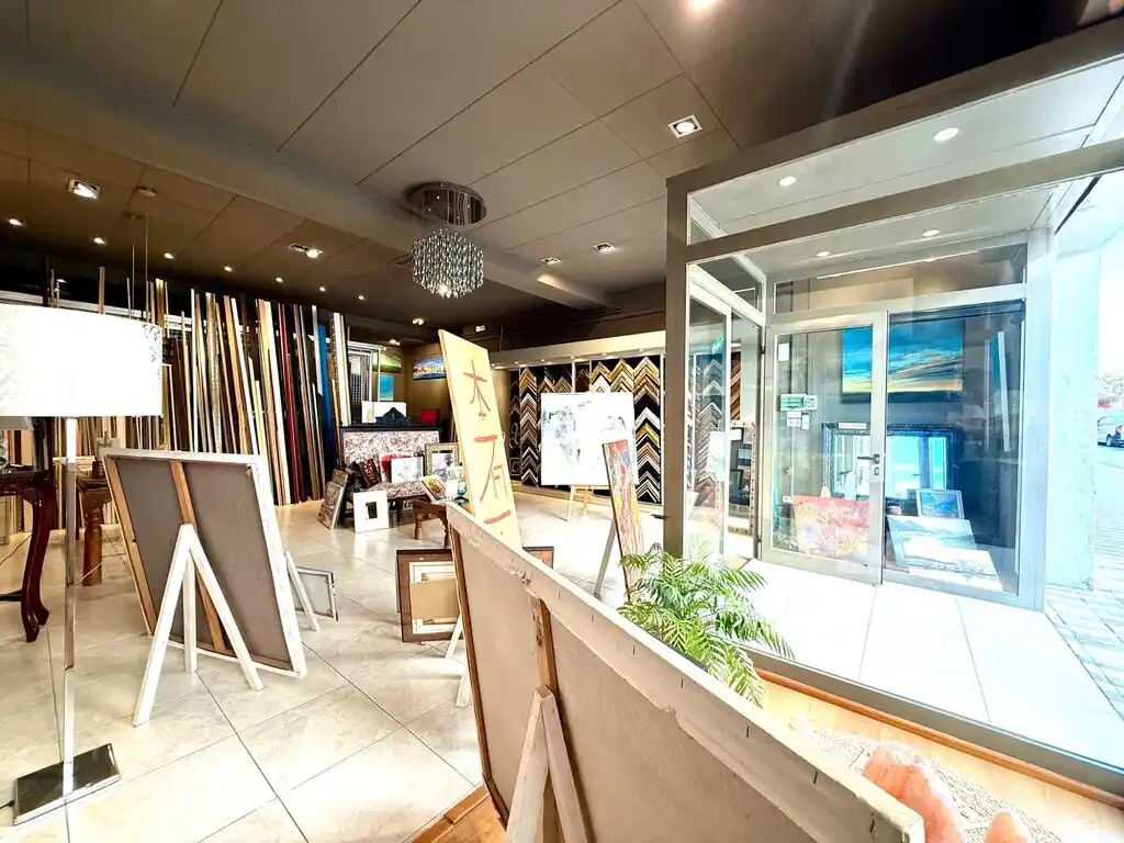 ¡OPORTUNIDAD ÚNICA EN FIGUERES! Local comercial con negocio consolidado en funcionamiento .