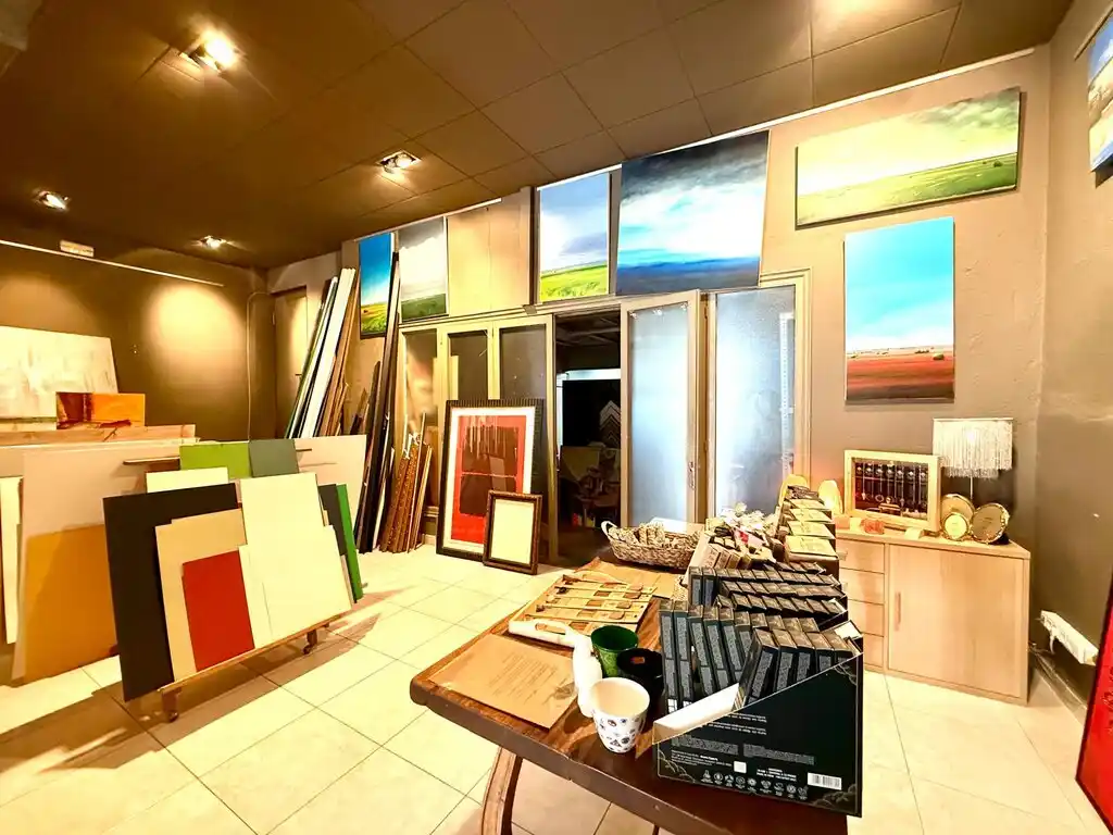 ¡OPORTUNIDAD ÚNICA EN FIGUERES! Local comercial con negocio consolidado en funcionamiento .