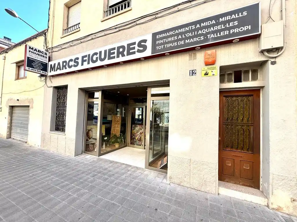 ¡OPORTUNIDAD ÚNICA EN FIGUERES! Local comercial con negocio consolidado en funcionamiento .