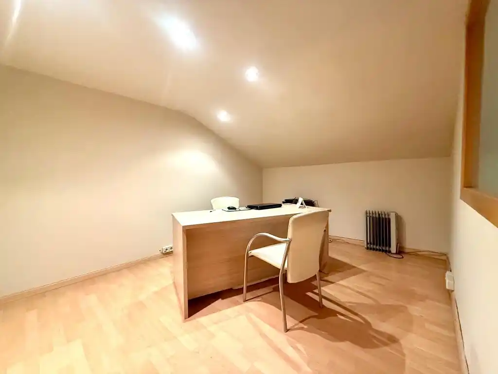 ¡OPORTUNIDAD ÚNICA EN FIGUERES! Local comercial con negocio consolidado en funcionamiento .