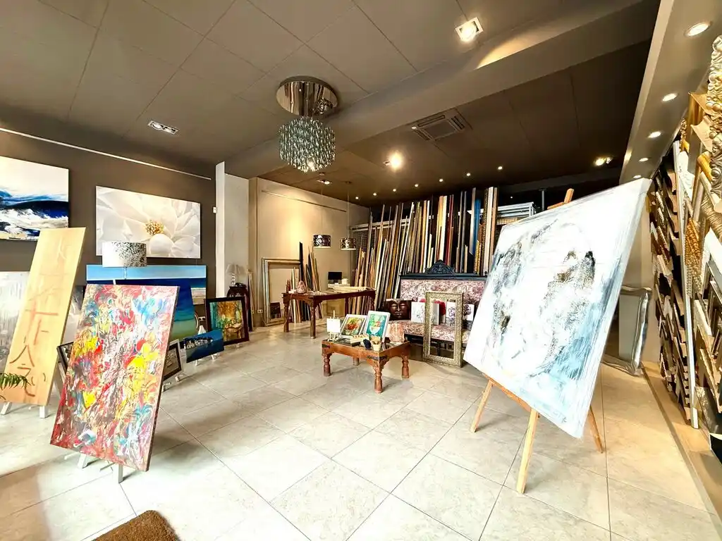 ¡OPORTUNIDAD ÚNICA EN FIGUERES! Local comercial con negocio consolidado en funcionamiento .