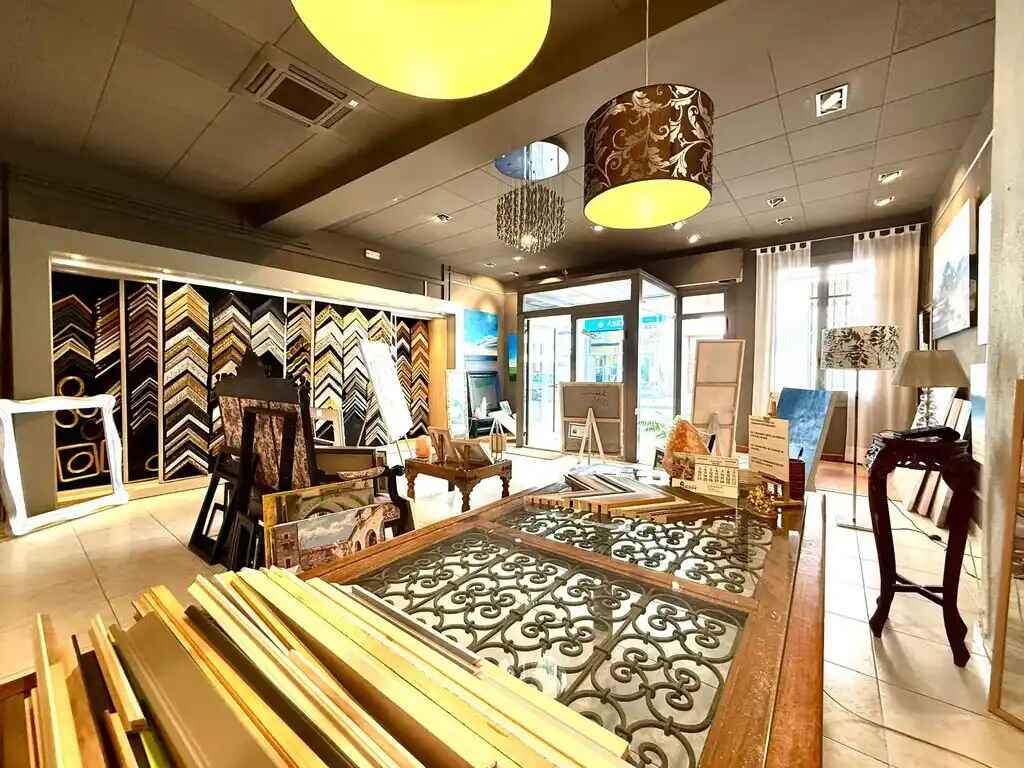 OPORTUNITAT ÚNICA A FIGUERES! Local comercial amb negoci consolidat en funcionament.